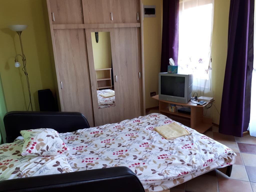 Rozmaring Apartmanok Gyula Exterior foto