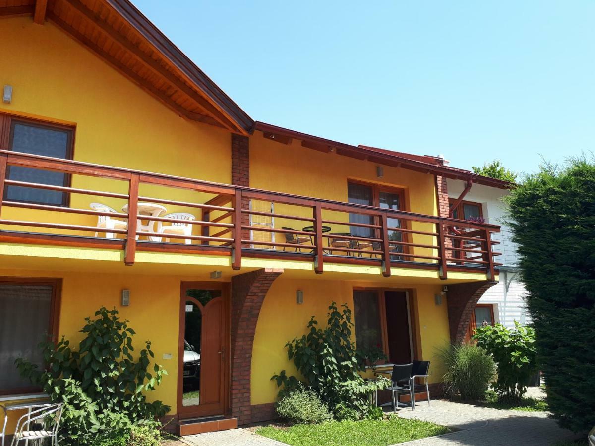 Rozmaring Apartmanok Gyula Exterior foto